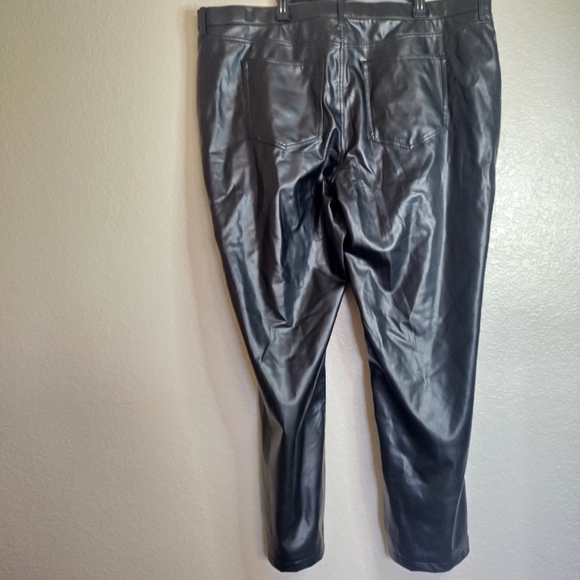 NWT Abercrombie & Fitch Vegan Leather 90s Relaxed straight Pant sz 24W - Picture 9 of 10